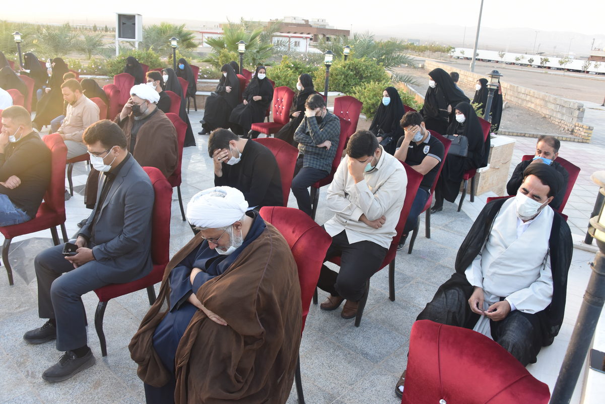 ویژه برنامه گرامیداشت هفته دفاع مقدس و اربعین حسینی با حضور اساتید، کارکنان و خانواده آنان در مزار شهدای گمنام برگزار شد