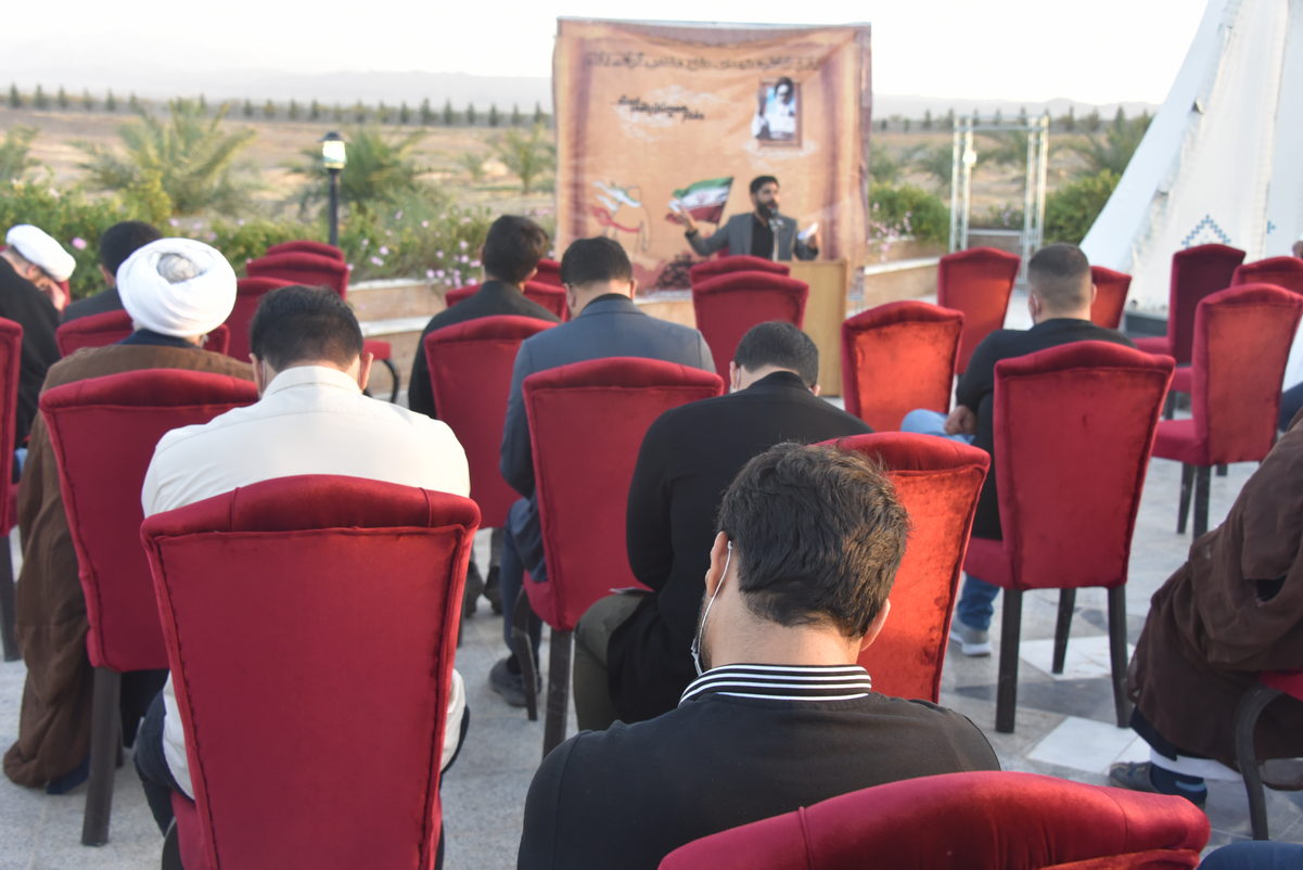 ویژه برنامه گرامیداشت هفته دفاع مقدس و اربعین حسینی با حضور اساتید، کارکنان و خانواده آنان در مزار شهدای گمنام برگزار شد