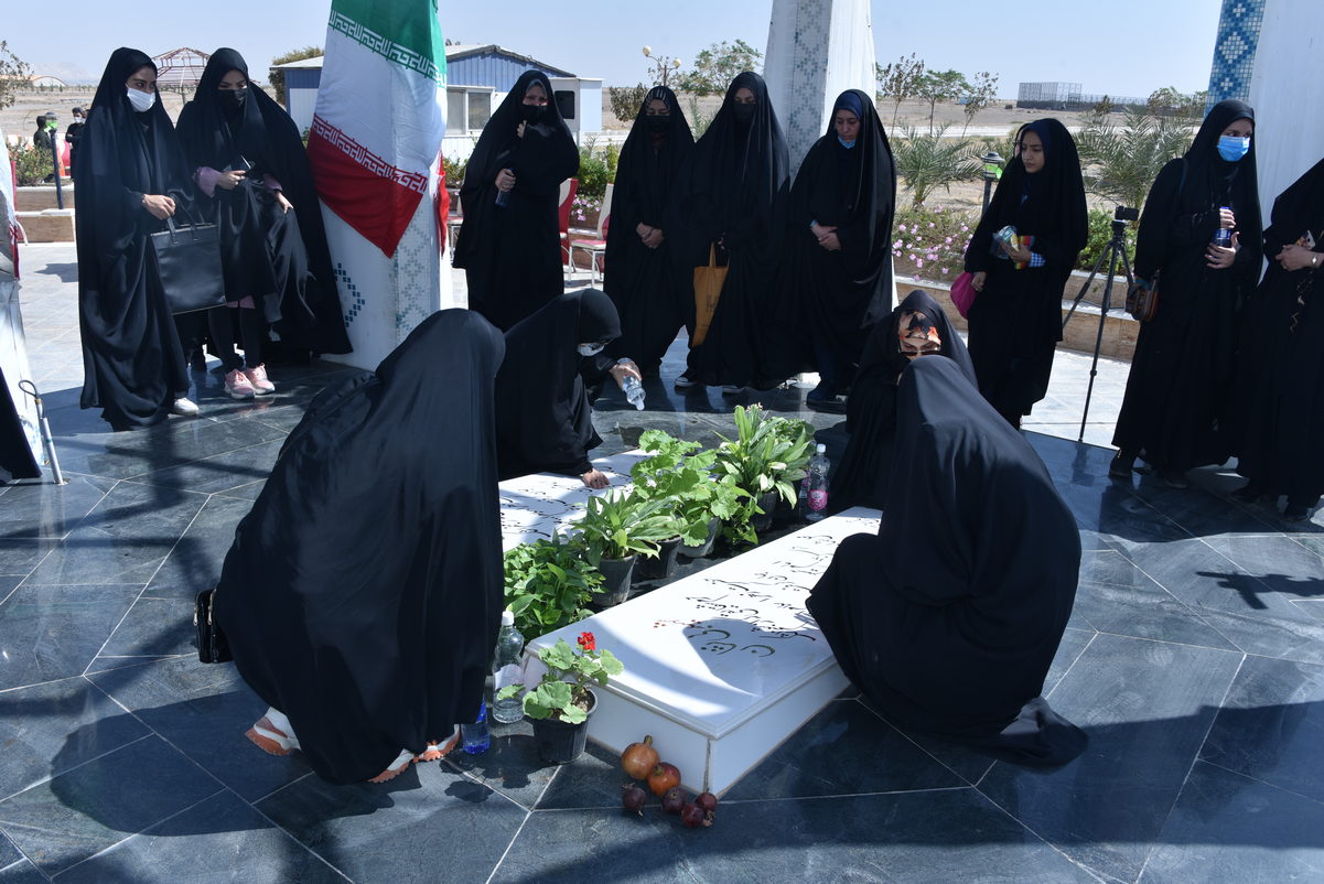 به مناسبت هفته دفاع مقدس، یادواره شهدای مدافع حرم با حضور دانشجویان و خاطره گویی یکی از اسرای در بند داعش در مزار شهدای گمنام دانشگاه برگزار شد