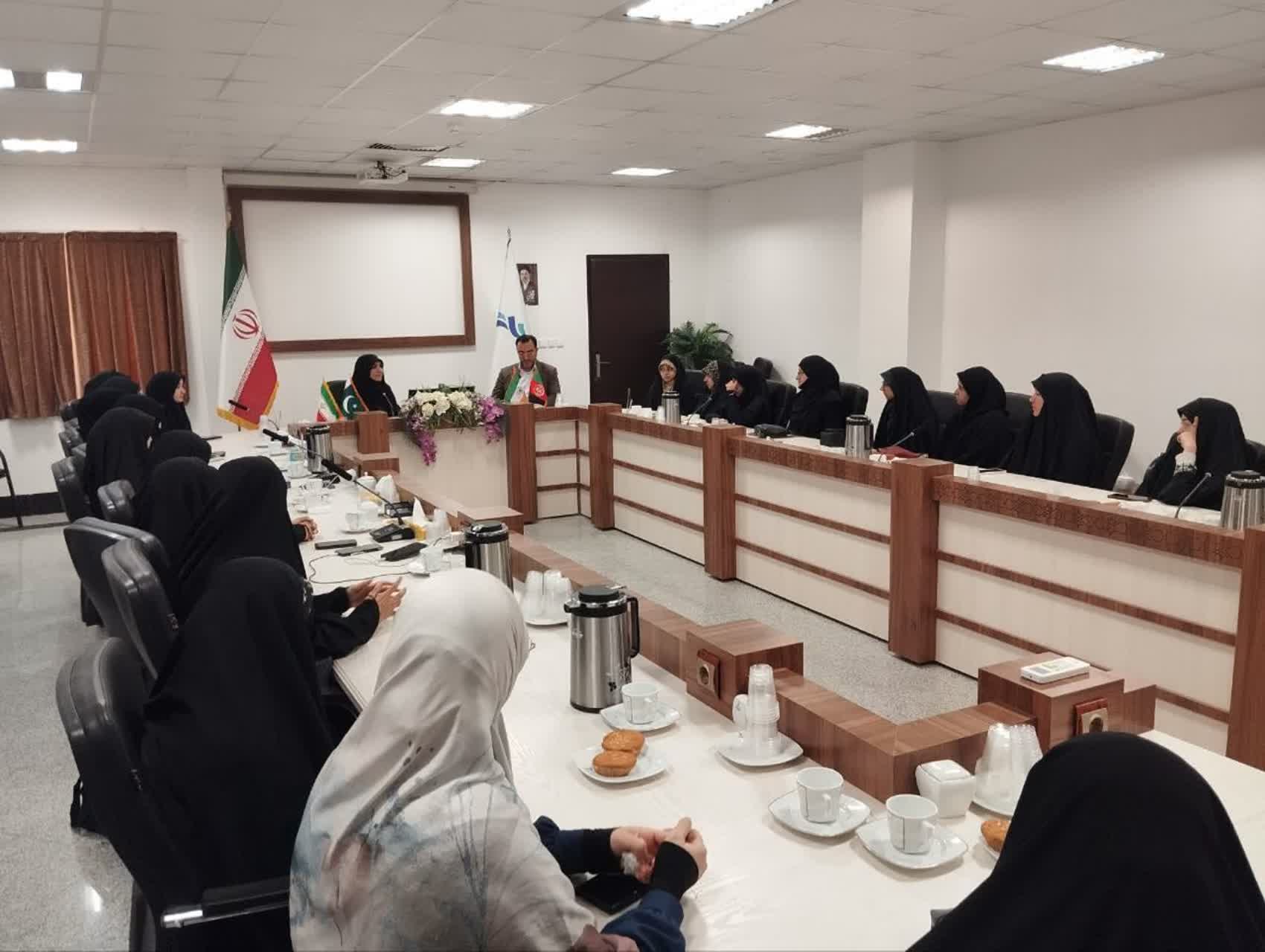  صمیمانه با دانشجویان بین‌الملل
نشست صمیمانه رئیس دانشگاه حضرت معصومه(س) با دانشجویان بین‌الملل برگزار شد.